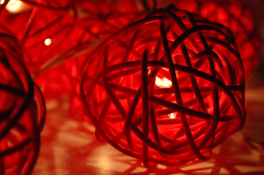 1 Set of Red 5cm Rattan Cane 50 Ball Battery Powered LONG 5m String Lights Christmas Gift Home Wedding Party Bedroom Decoration Table Centrepiece