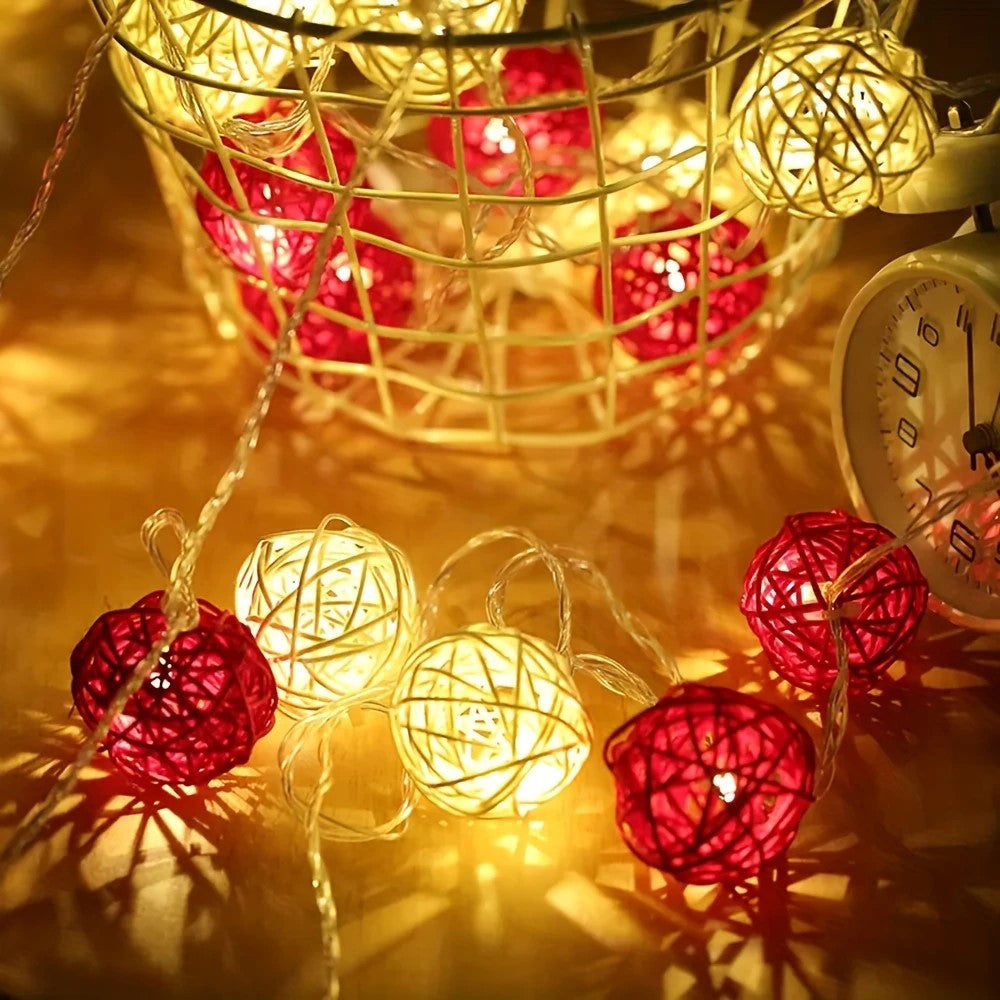 1 Set of Red and White 5cm Rattan Cane 50 Ball Battery Powered LONG 5m String Lights Christmas Gift Home Wedding Party Bedroom Decoration Table Centrepiece