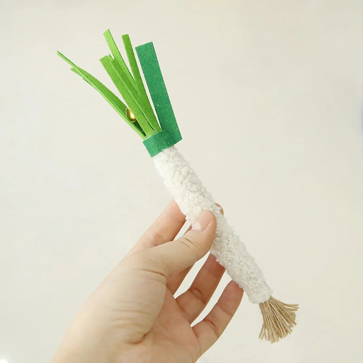 5pcs Simulation Scallion Cat Chewing Toy with Silvervine Bell Felt Interactive