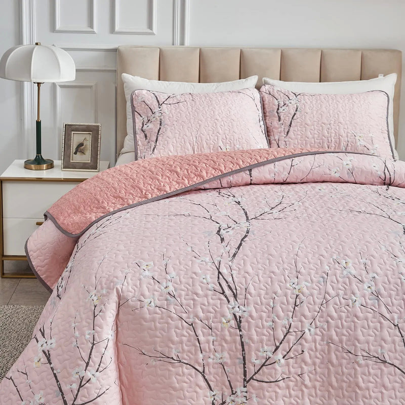 Versatile Quilted Coverlet and Pillowcases Set: Adapts to Every Season - Queen size